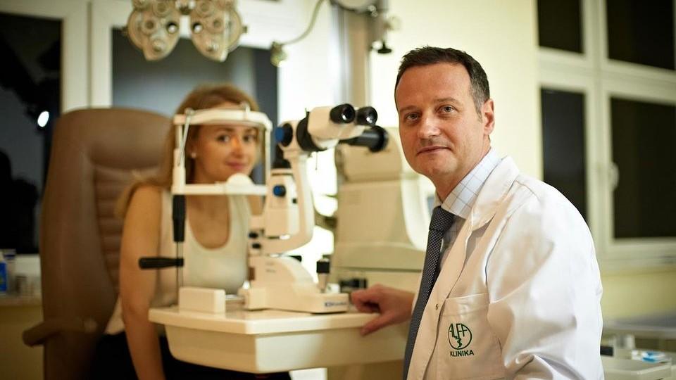 Medicover przejmuje Klinikę Alfa - największy niepubliczny ośrodek na zachodnim Mazowszu z 25-letnią historią. Zdjęcie przedstawia badanie wzroku w Klinice Alfa. Fot. mat. prasowe spółki.