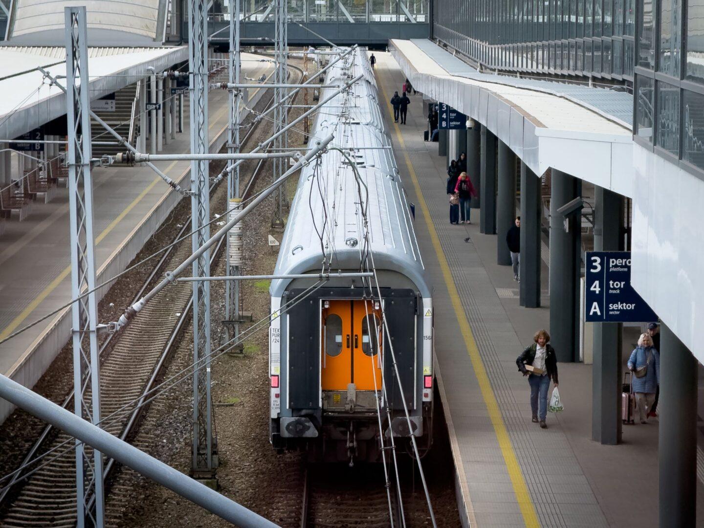 Kolej, pociąg PKP Intercity, dworzec w Szczecinie