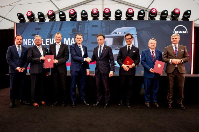 Na zdjęciu od lewej: Ali Oguz Tezgör, dyrektor finansowy oraz członek zarządu MAN Trucks; Thorsten Campehl, dyrektor zarządzający w MAN Trucks; Michael Kobriger, członek zarządu ds. produkcji i logistyki w MAN Truck & Bus; Alexander Vlaskamp, dyrektor generalny MAN Truck & Bus; Andrzej Domański, minister finansów; Artur Osuchowski, prezes Polskiej Agencji Inwestycji i Handlu; Andrzej Kulig, prezes Krakowskiego Parku Technologicznego (KPT) oraz Krystian Jarubas, wiceprezes KPT.