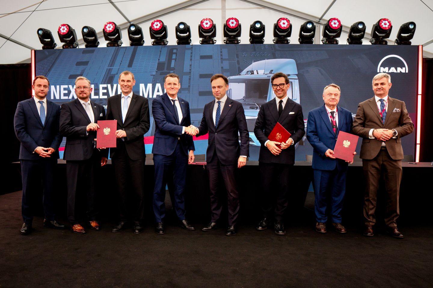 Na zdjęciu od lewej: Ali Oguz Tezgör, dyrektor finansowy oraz członek zarządu MAN Trucks; Thorsten Campehl, dyrektor zarządzający w MAN Trucks; Michael Kobriger, członek zarządu ds. produkcji i logistyki w MAN Truck & Bus; Alexander Vlaskamp, dyrektor generalny MAN Truck & Bus; Andrzej Domański, minister finansów; Artur Osuchowski, prezes Polskiej Agencji Inwestycji i Handlu; Andrzej Kulig, prezes Krakowskiego Parku Technologicznego (KPT) oraz Krystian Jarubas, wiceprezes KPT.