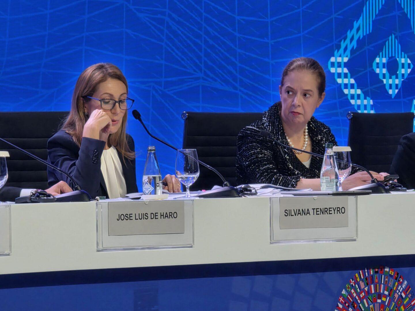 Po lewej główna ekonomistka MFW Silvana Tenreyro, po prawej wicedyrektorka Działu Badań MFW Petya Koeva-Brooks podczas szczytu MFW i Banku Światowego w Bangkoku w październiku 2026 r.