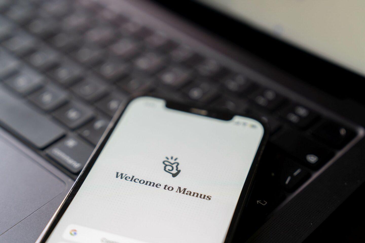 Logo startupu Manus na ekranie smartfona