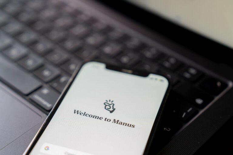 Logo startupu Manus na ekranie smartfona