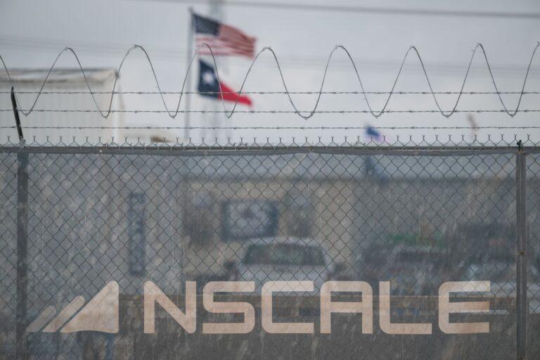 Logo Nscale na płocie centrum danych w USA