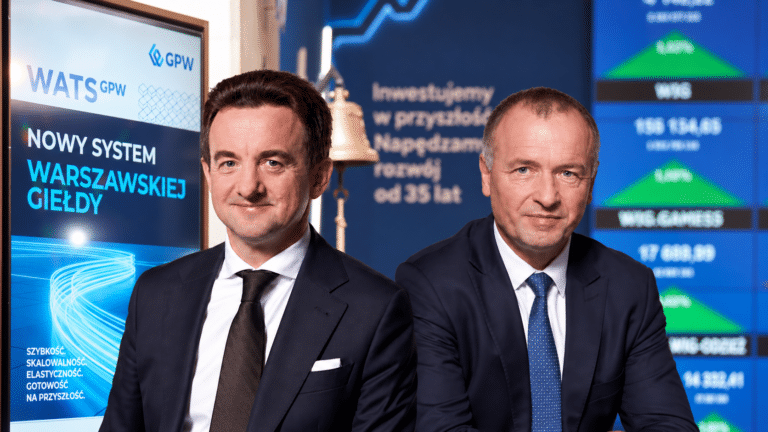 Od lewej: Tomasz Bardziłowski, prezes Giełdy Papierów Wartościowych w Warszawie, oraz Sławomir Panasiuk, wiceprezes GPW, odpowiedzialny za obszar technologii, podczas prezentacji nowego systemu transakcyjnego WATS. Fot. mat. prasowe / Zdjęcie zostało przygotowane przy pomocy kolportażu AI