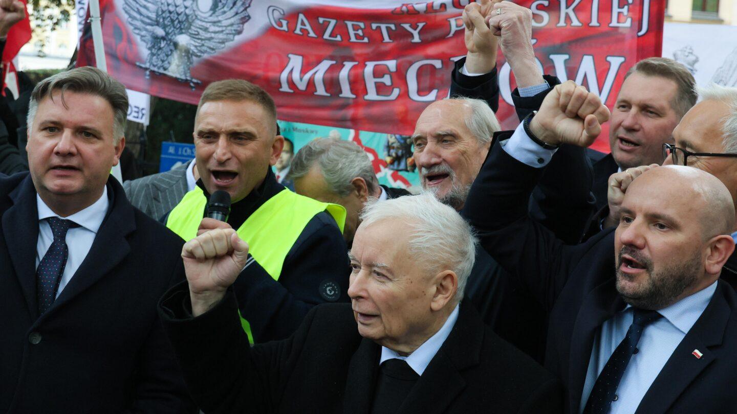 Protestujący przed TK. Na zdjęciu: lider ROG Robert Bąkiewicz, prezes PiS Jarosław Kaczyński, wiceprezes PiS Przemysław Czarnek, poseł PiS Antoni Macierewicz. Fot. PAP/Paweł Supernak