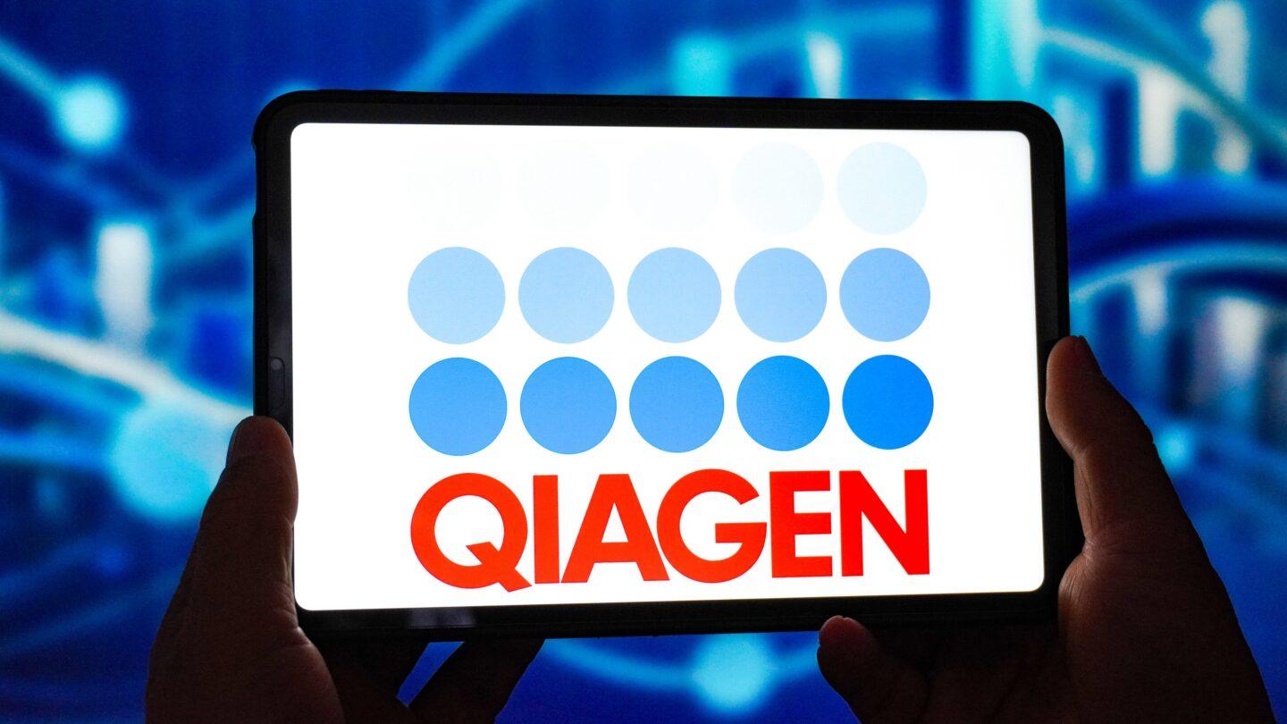 Logo QIAGEN. Fot. Sheldon Cooper/SOPA Images/LightRocket via Getty Images