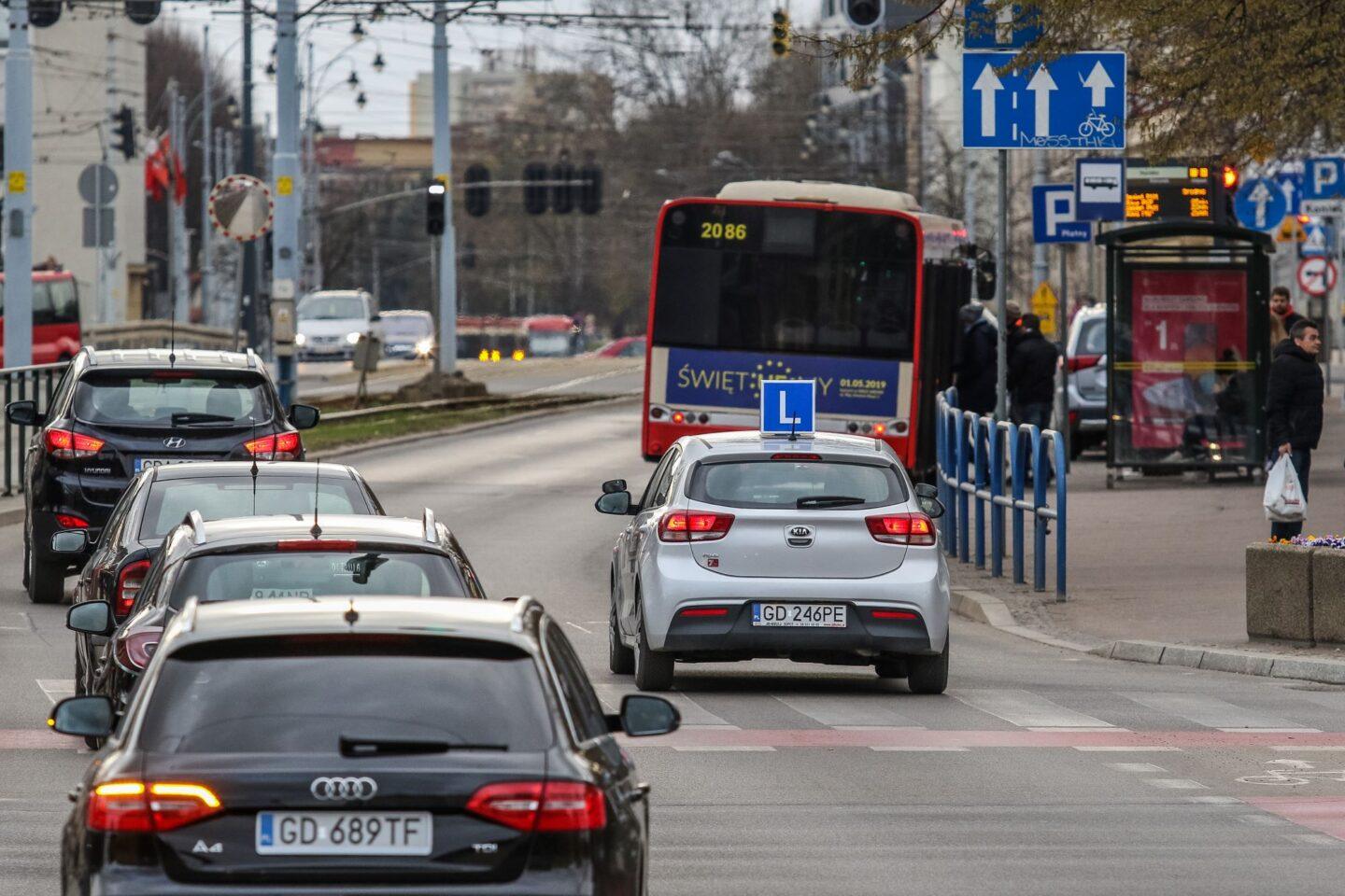 Auta, samochody na ulicy w Gdańsku
