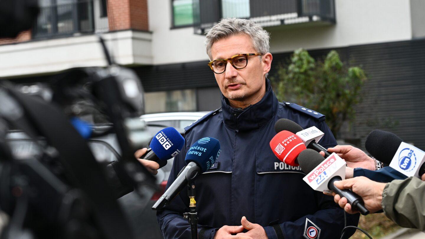 Rzecznik Prasowy Komendanta Stołecznego Policji kom. Jacek Wiśniewski podczas konferencji prasowej przed siedzibą szkoły przy u. Mińskiej w Warszawie, 10.10.2026 r. Fot. PAP/Marcin Kmieciński