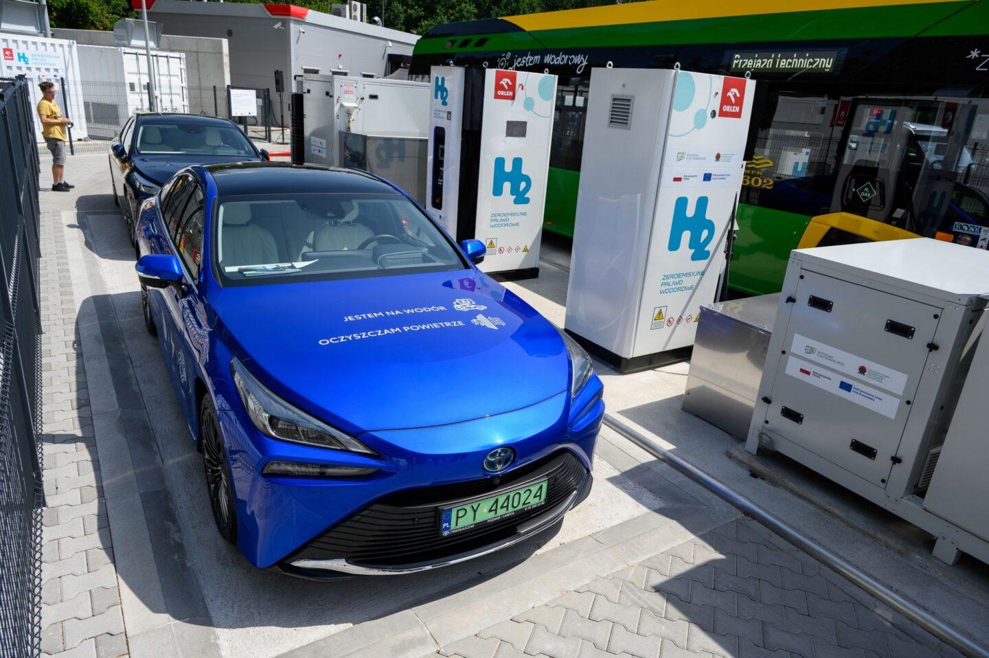 Toyota Mirai na stacji tankowania wodoru w Poznaniu