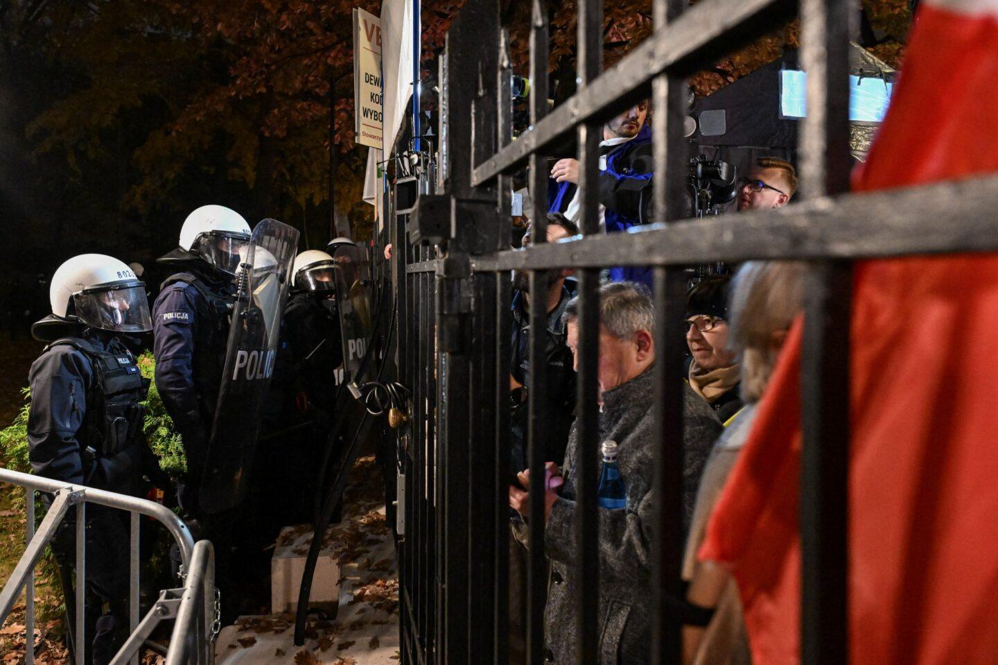 Policja przed siedzibą Trybunału Konstytucyjnego w Warszawie, 30 października 2026 r.