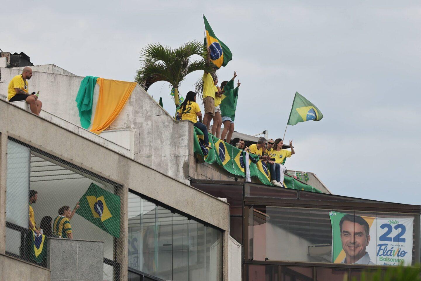 Zwolennicy Flavio Bolsonaro przed wyborami.