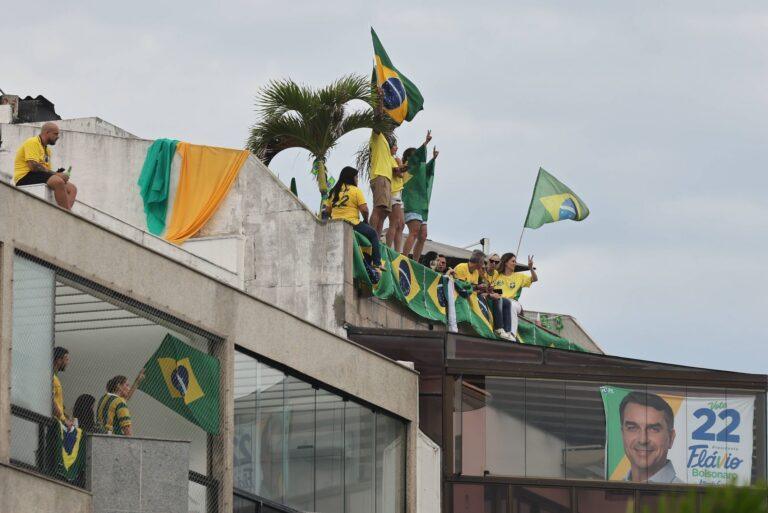 Zwolennicy Flavio Bolsonaro przed wyborami.