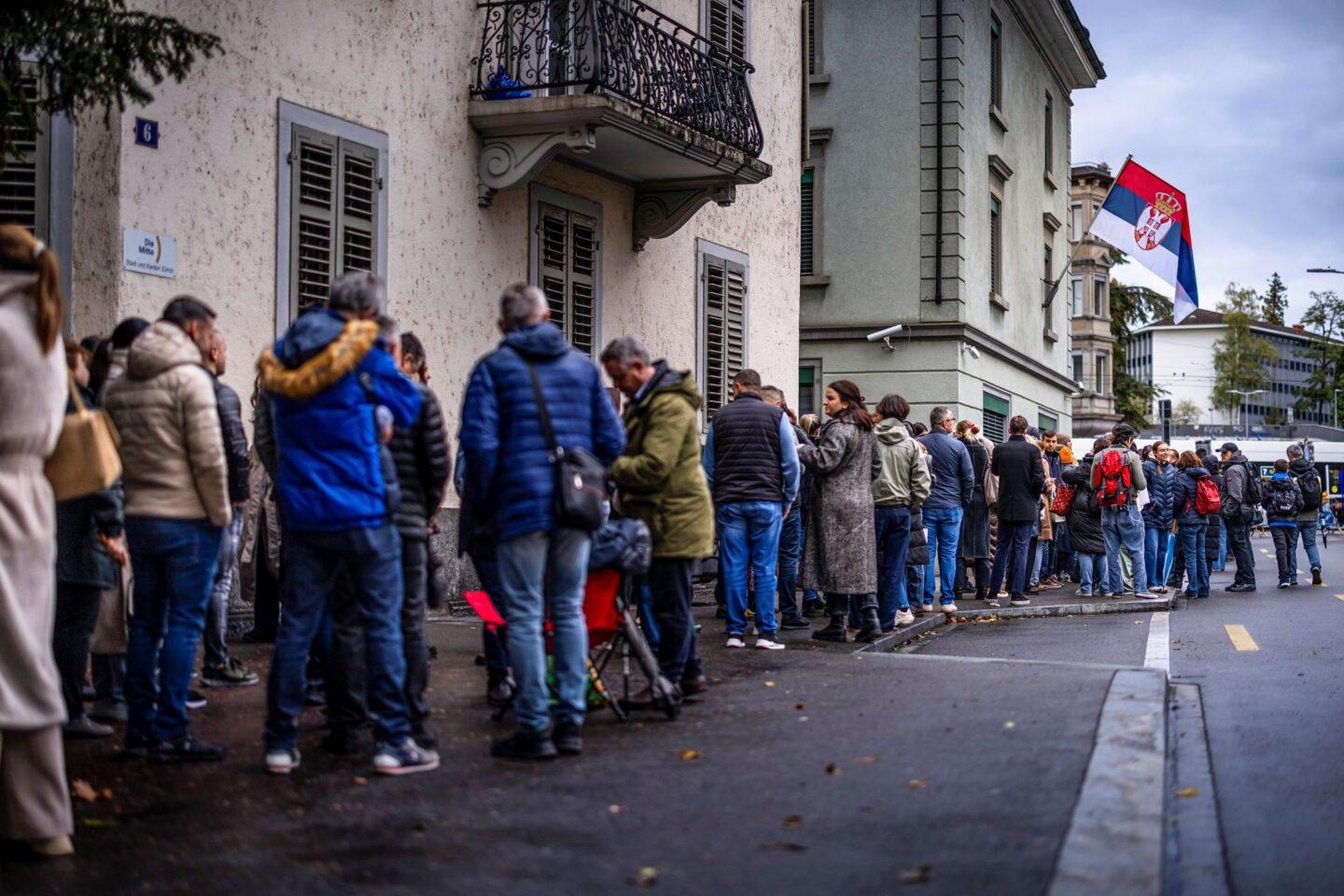 Kolejka do zagranicznego lokalu wyborczego w Zurychu podczas przedterminowych wyborów w Serbii.