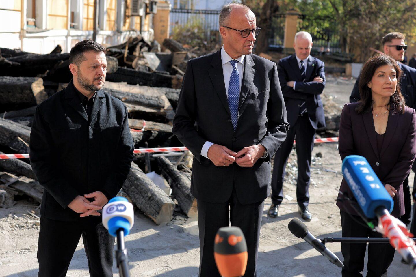Prezydent Ukrainy Wołodymyr Zełenski, kanclerz Niemiec Friedrich Merz i niemiecka ministra gospodarki Katherina Reiche podczas niezapowiedzianej wizyty przedstawicieli niemieckiego rządu w Kijowie 4 października 2026 r.
