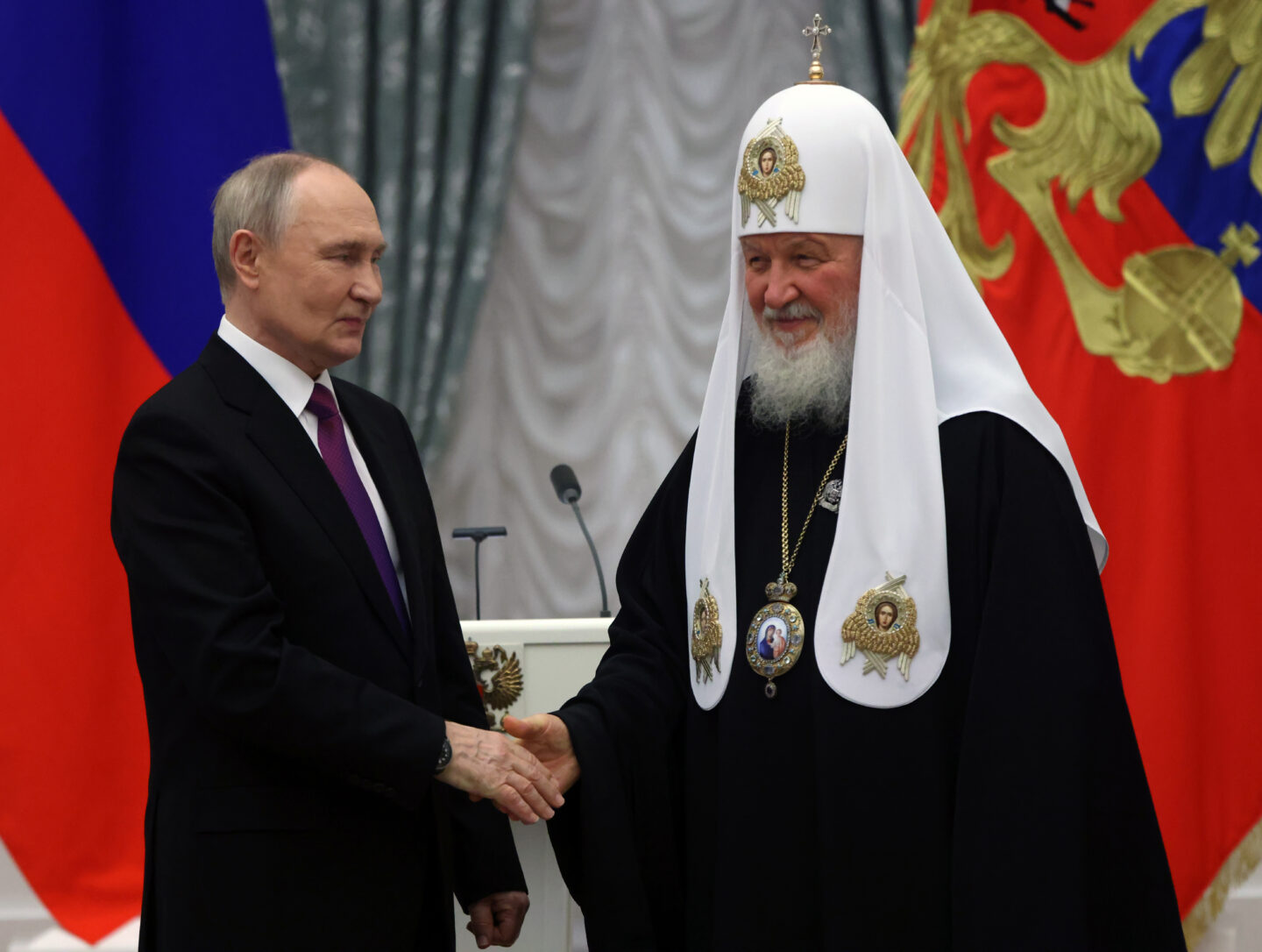 Prezydent Rosji Władimir Putin (z lewej) wita się z prawosławnym patriarchą Cyrylem I podczas obchodów Dnia Jedności Narodowej 4 listopada 2025 r. w Moskwie.