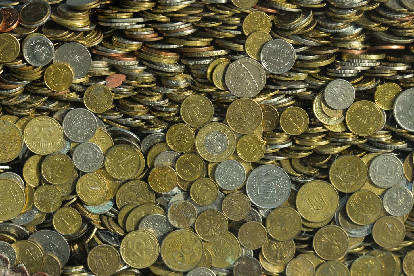 Pojemnik wypełniony monetami z różnych państw, m.in. złotymi i czeskimi koronami.