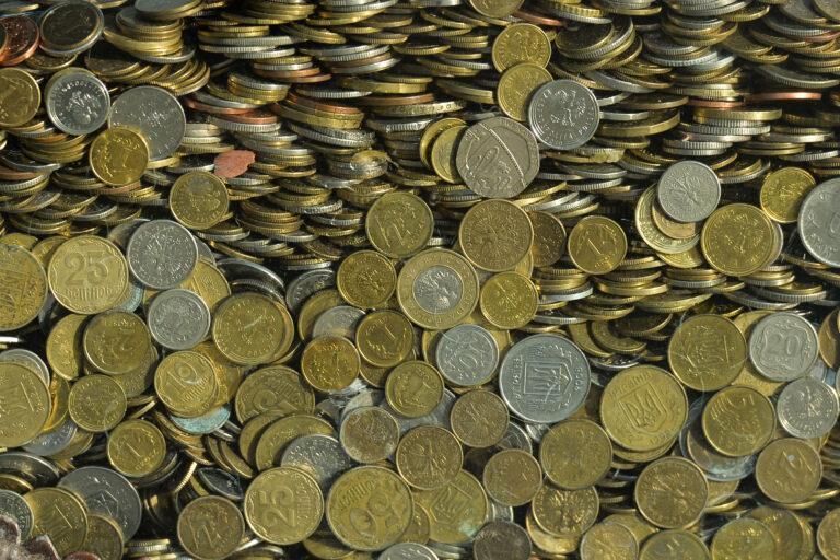 Pojemnik wypełniony monetami z różnych państw, m.in. złotymi i czeskimi koronami.