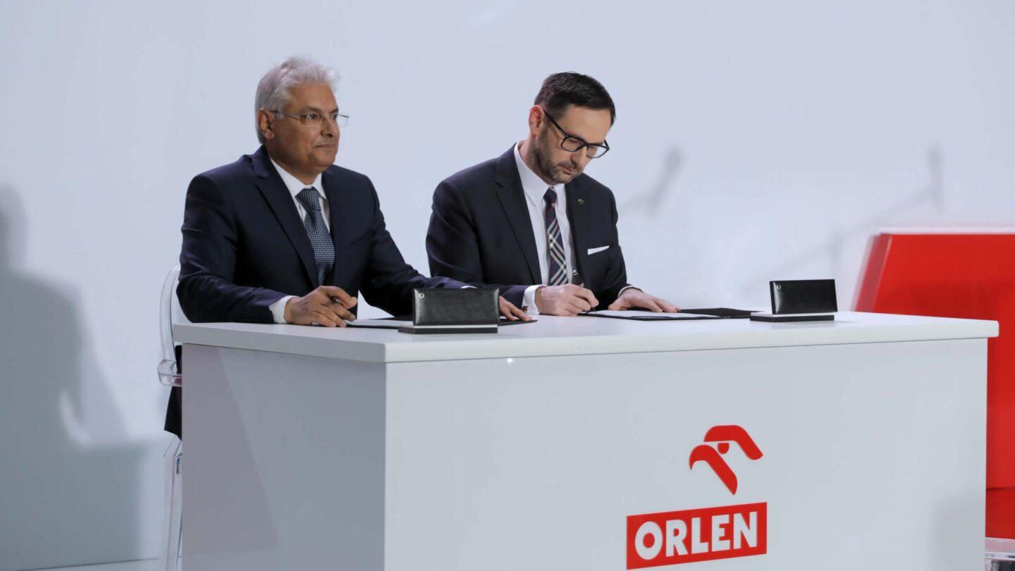 Prezes Orlenu Daniel Obajtek (z prawej) oraz wiceprezes Saudi Aramco Mohammed Y. Al Qahtani