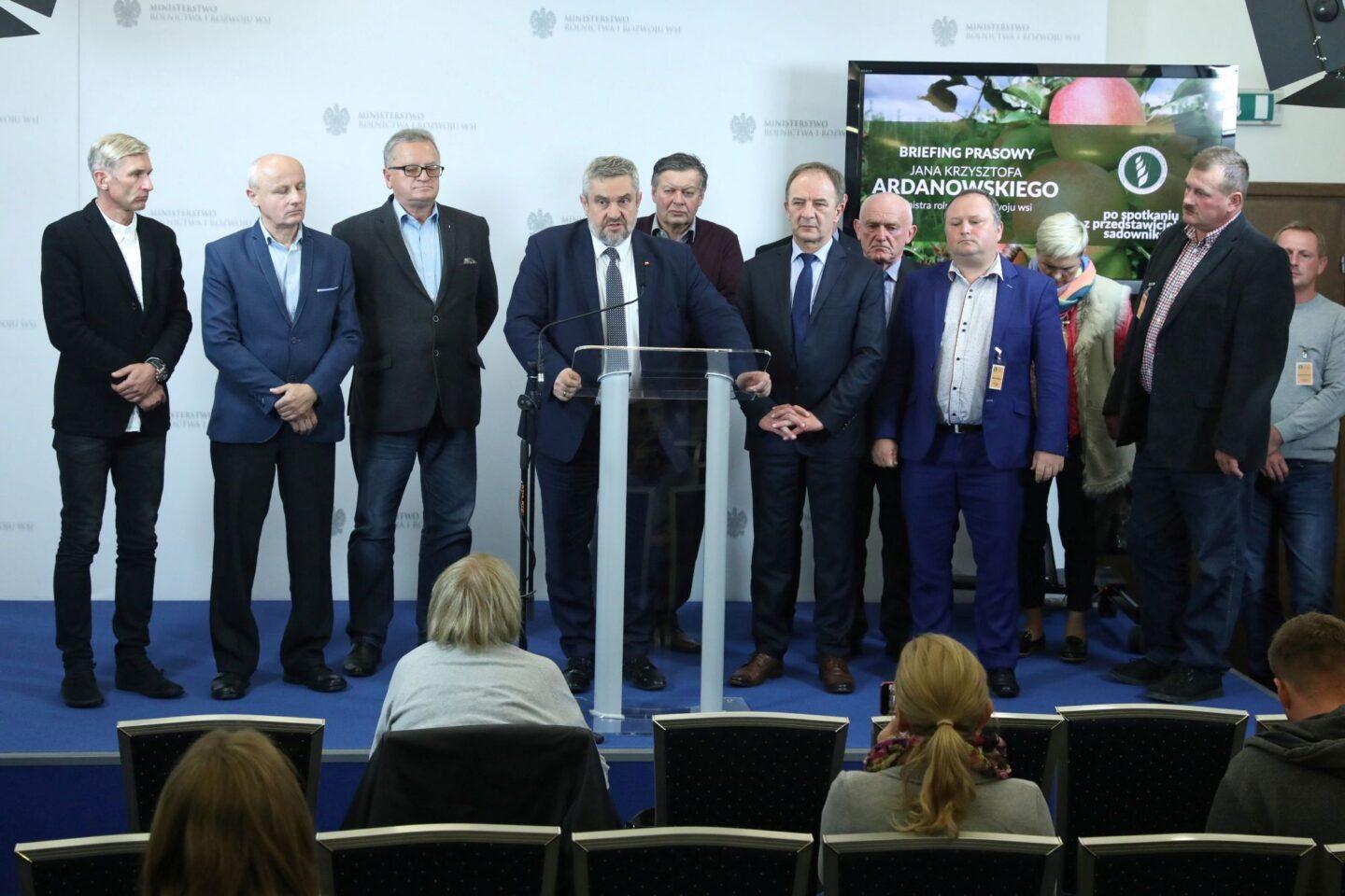 Minister rolnictwa i rozwoju wsi Jan Krzysztof Ardanowski (w środku) i Jan Ruszała (poprawej) z firmy Eskimos podczas konferencji prasowej