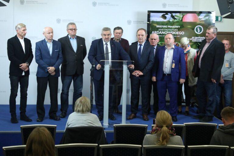Minister rolnictwa i rozwoju wsi Jan Krzysztof Ardanowski (w środku) i Jan Ruszała (poprawej) z firmy Eskimos podczas konferencji prasowej
