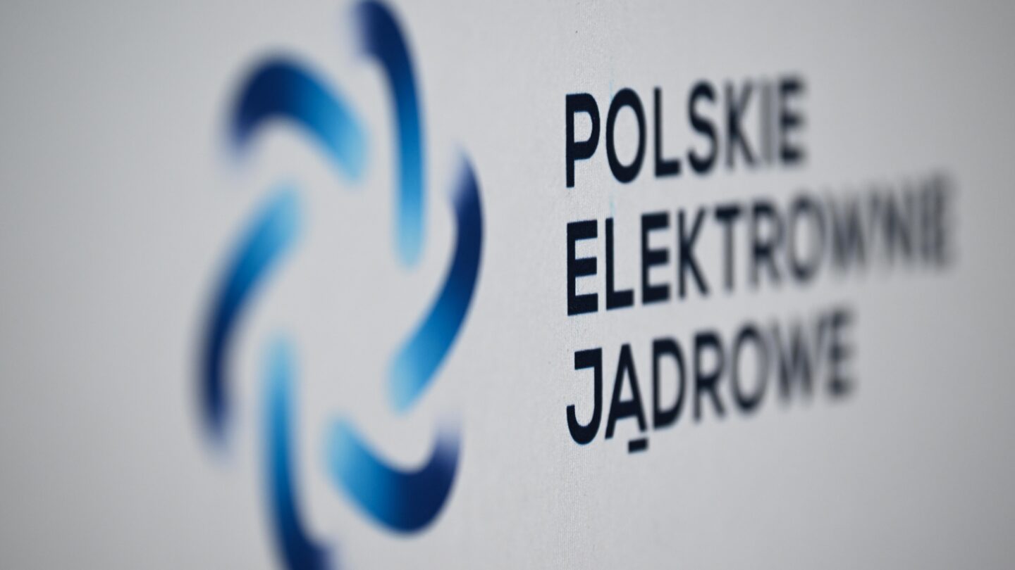 Logo Polskich Elektrowni Jądrowych. Fot. PAP/Andrzej Jackowski