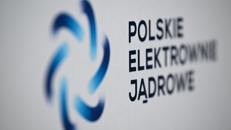 Logo Polskich Elektrowni Jądrowych. Fot. PAP/Andrzej Jackowski