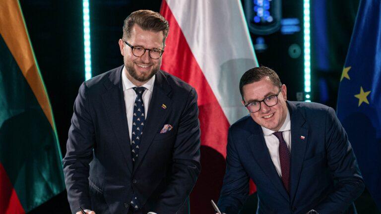 Podpisanie umowy dot. Harmony Link. Na zdjęciu minister energii Miłosz Motyka i premier Litwy Lukas Savickas. Fot. PAP/Valdemar Doveiko
