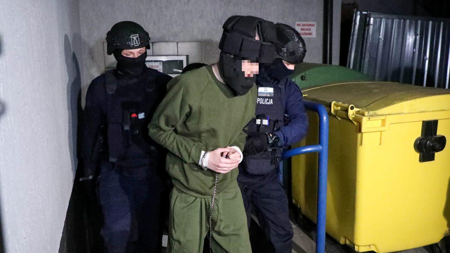 Zatrzymany ws. ataku nożem w Zespole Szkół Zawodowych nr 4 w Ostrołęce, wyprowadzany po przesłuchaniu w Prokuraturze Okręgowej w Ostrołęc. Fot. PAP/Artur Reszko