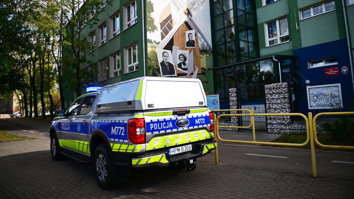 Prewencyjny patrol policji przed VII Liceum Ogólnokształcącym przy ulicy Wierzbowej w Białymstoku. Fot. PAP/Michał Zieliński