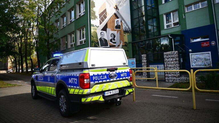 Prewencyjny patrol policji przed VII Liceum Ogólnokształcącym przy ulicy Wierzbowej w Białymstoku. Fot. PAP/Michał Zieliński