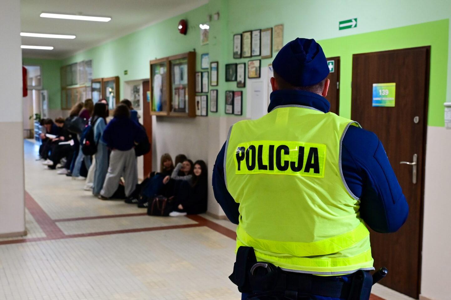 Funkcjonariusz policji w szkole