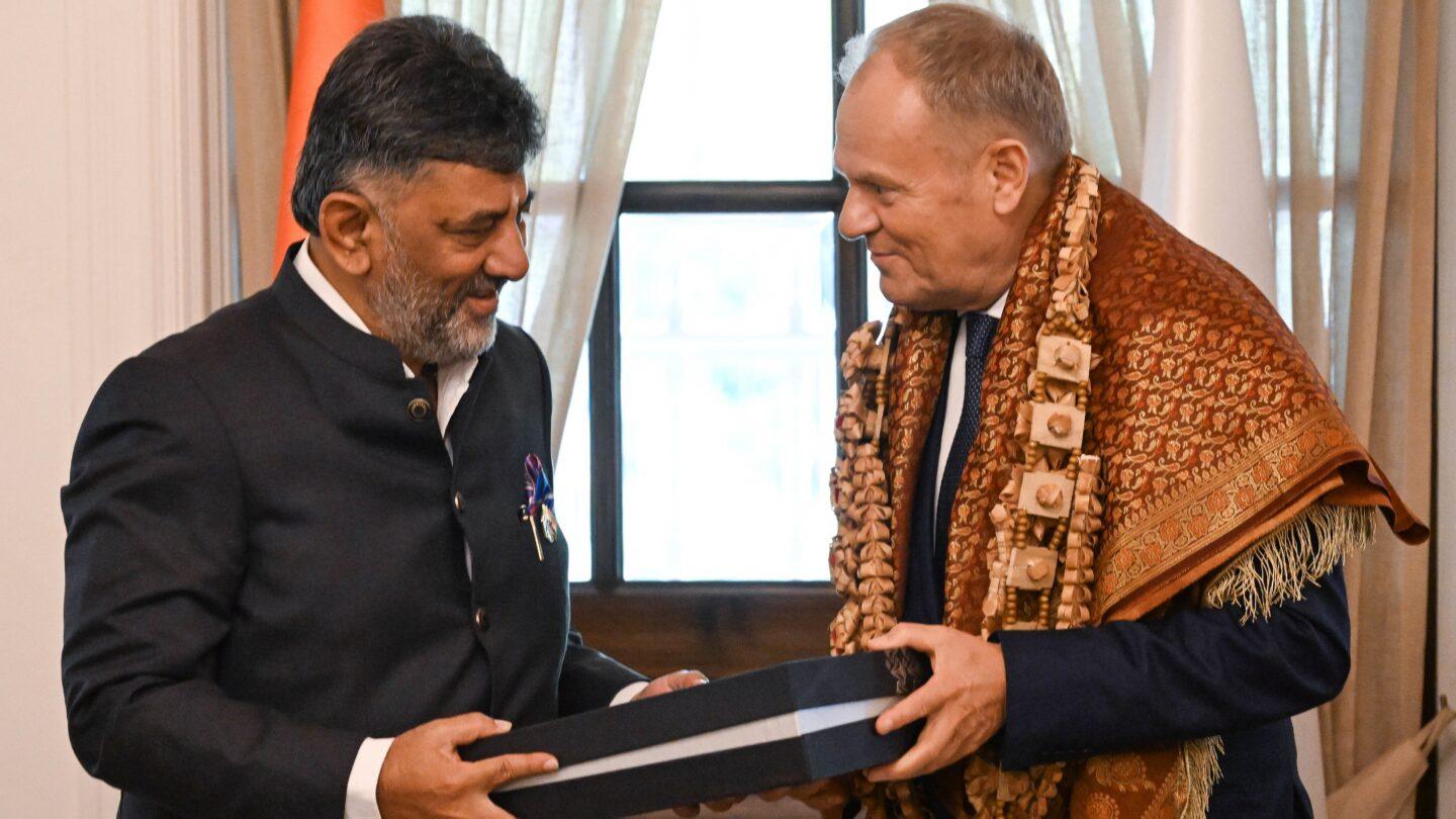 Premier RP Donald Tusk (P) i premier indyjskiego stanu Karnataka Doddalahalli Kempegowda Shivakumar (L) podczas spotkania w Bengaluru. Fot.PAP/Radek Pietruszka