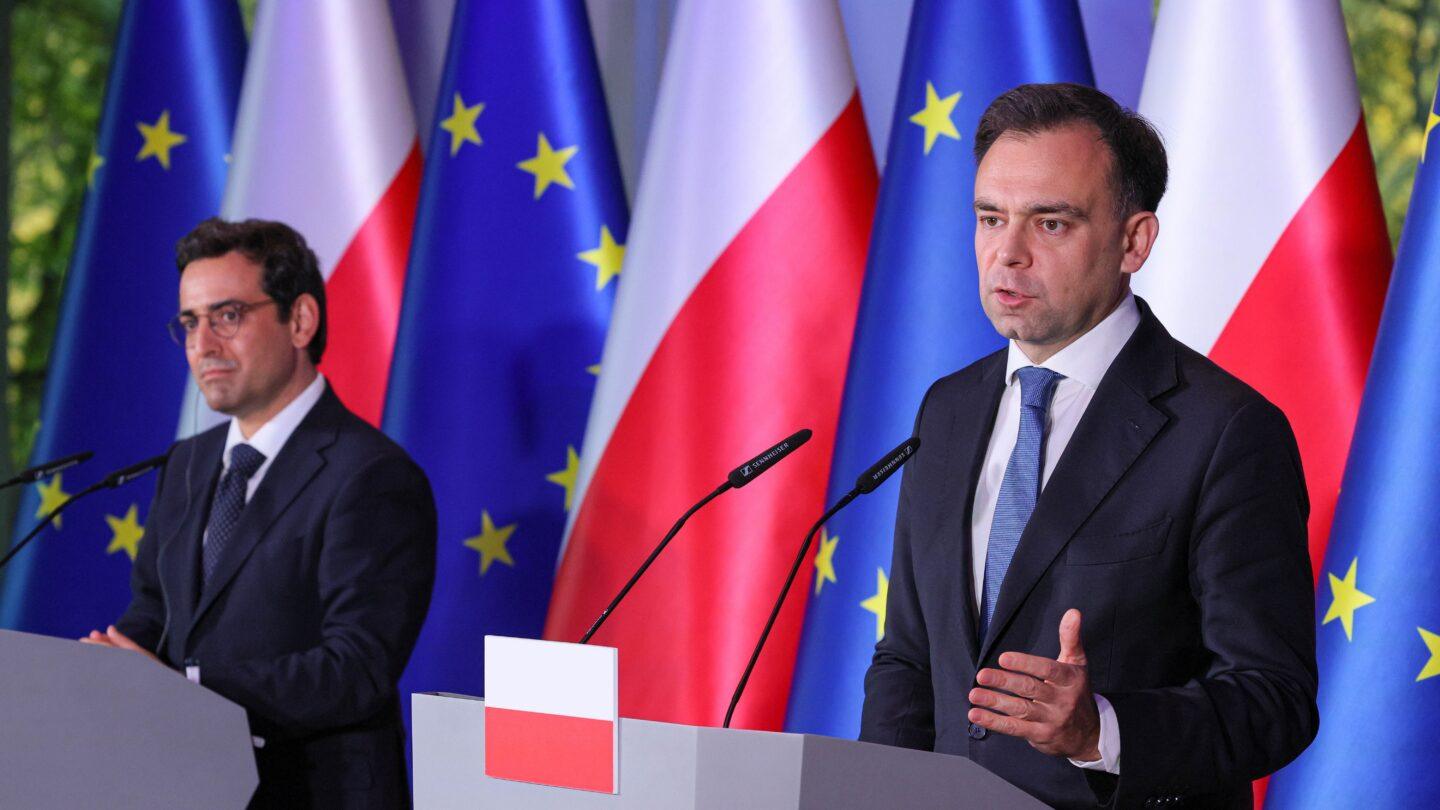 Minister finansów i gospodarki Andrzej Domański oraz wiceprzewodniczący Komisji Europejskiej ds. dobrobytu i strategii przemysłowej Stephane Sejourne podczas konferencji prasowej w trakcie 9. Ministerialnej Konferencji Przyjaciół Przemysłu (Friends of Industry) w siedzibie Giełdy Papierów Wartościowych w Warszawie