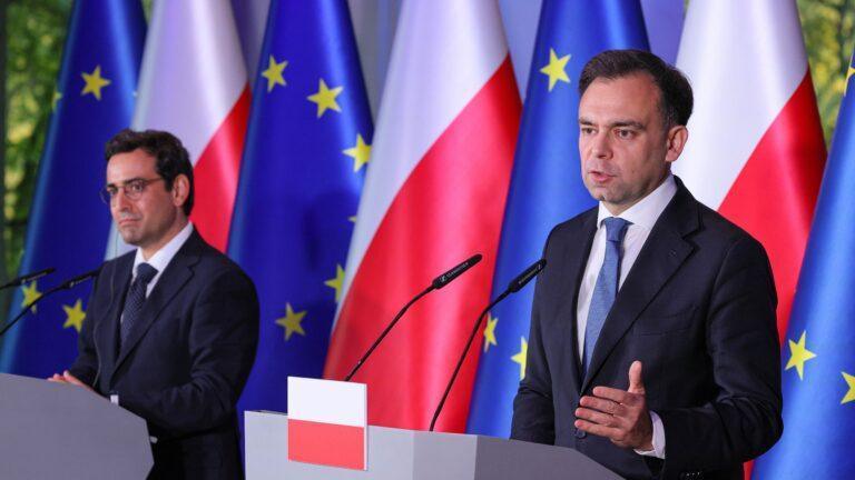 Minister finansów i gospodarki Andrzej Domański oraz wiceprzewodniczący Komisji Europejskiej ds. dobrobytu i strategii przemysłowej Stephane Sejourne podczas konferencji prasowej w trakcie 9. Ministerialnej Konferencji Przyjaciół Przemysłu (Friends of Industry) w siedzibie Giełdy Papierów Wartościowych w Warszawie
