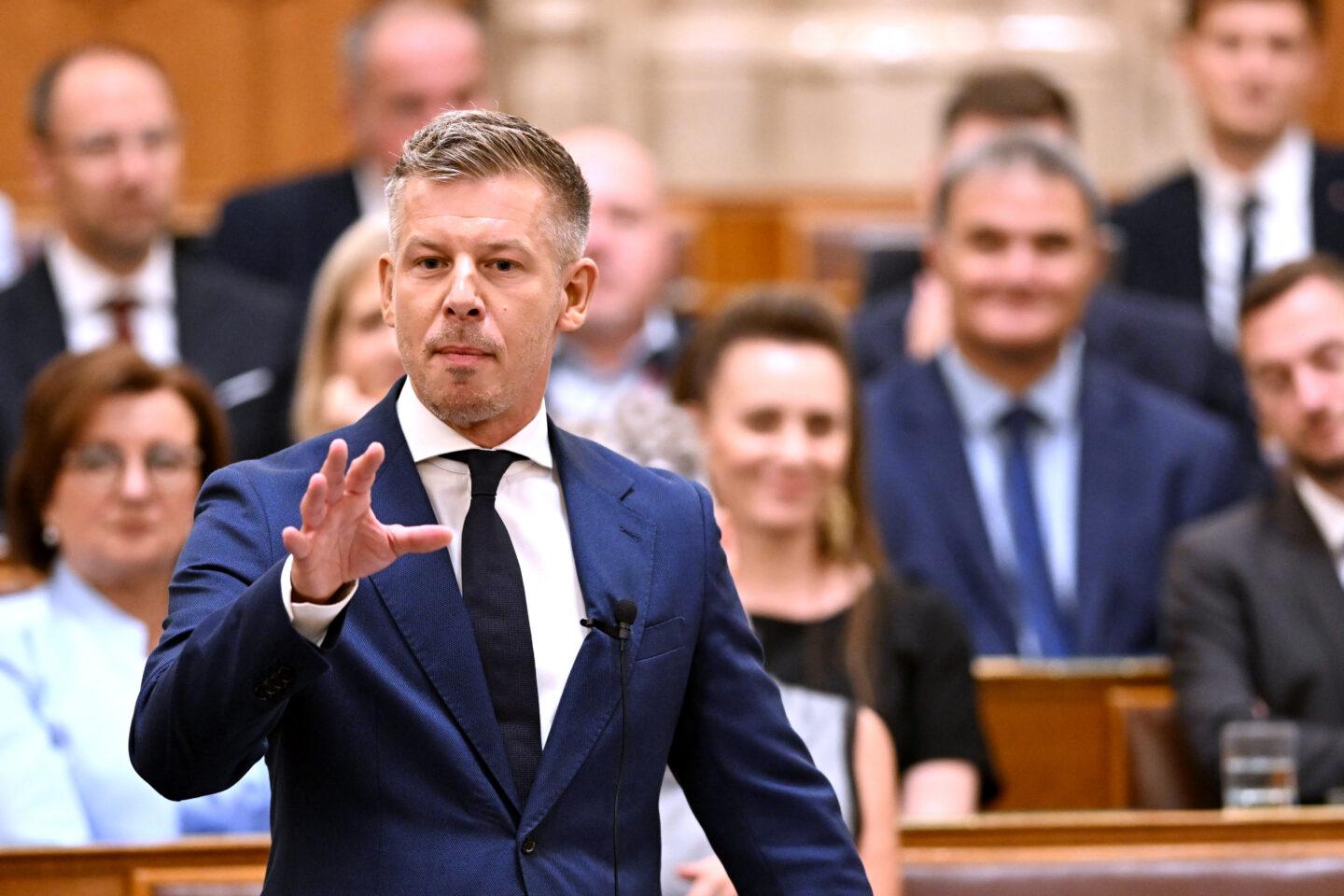 Péter Magyar, premier Węgier, wygłasza przemówienie w węgierskim parlamencie.