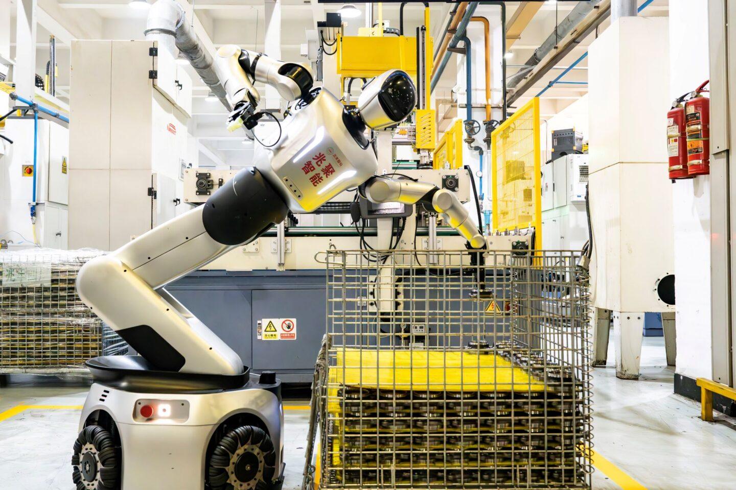 Robot humanoidalny w fabryce. Tego typu rozwiązania to wciąż margines ogólnej robotyzacji w przemyśle