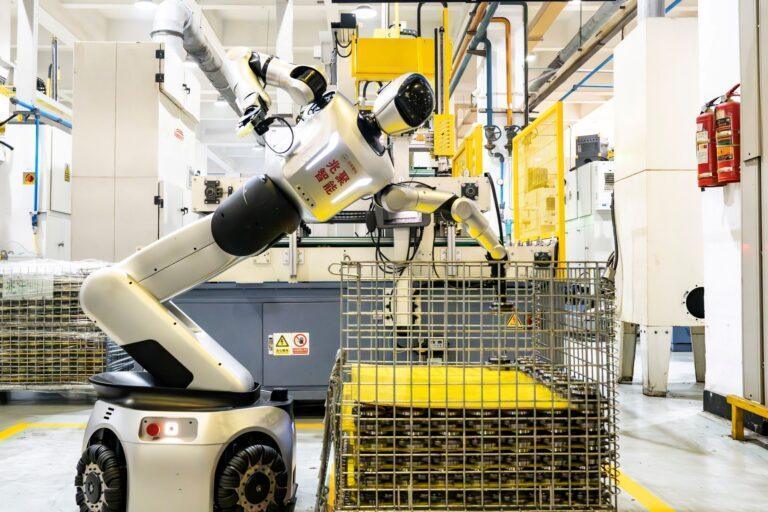 Robot humanoidalny w fabryce. Tego typu rozwiązania to wciąż margines ogólnej robotyzacji w przemyśle