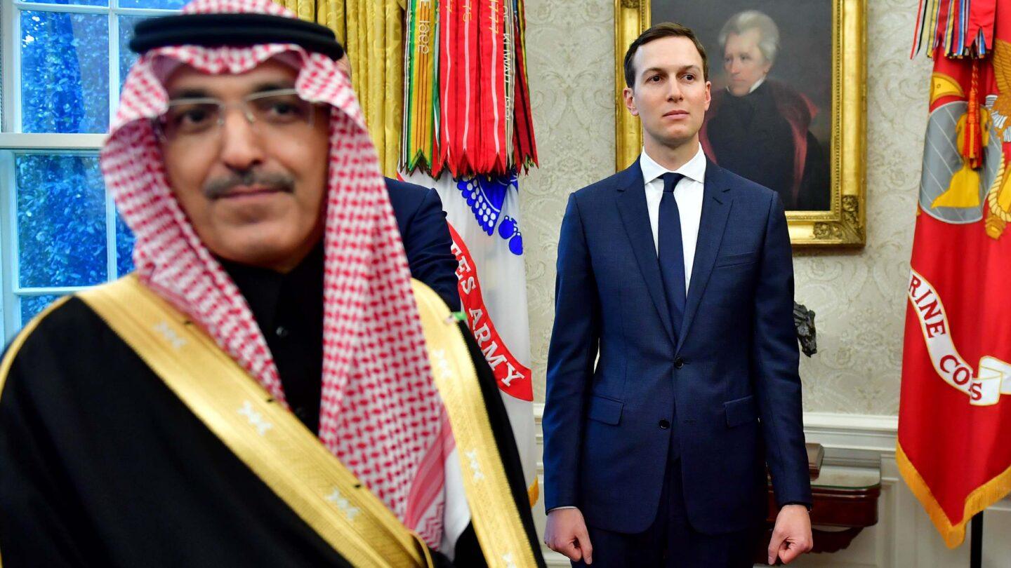 Jared Kushner (z prawej) w trakcie wizyty saudyjskiej delegacji w Białym Domu