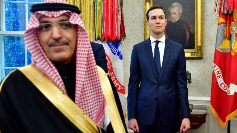 Jared Kushner (z prawej) w trakcie wizyty saudyjskiej delegacji w Białym Domu