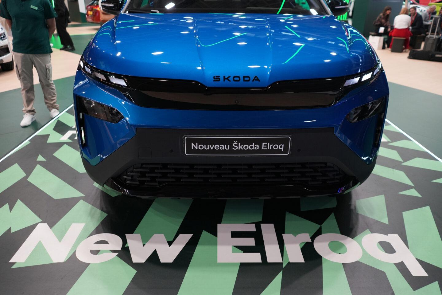 Elektryczny kompaktowy SUV Škoda Elroq prezentowany na salonie samochodowym w Paryżu.