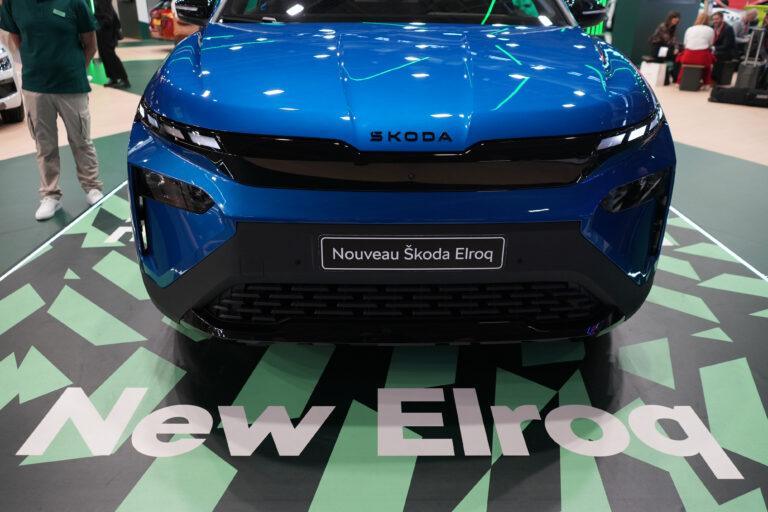 Elektryczny kompaktowy SUV Škoda Elroq prezentowany na salonie samochodowym w Paryżu.
