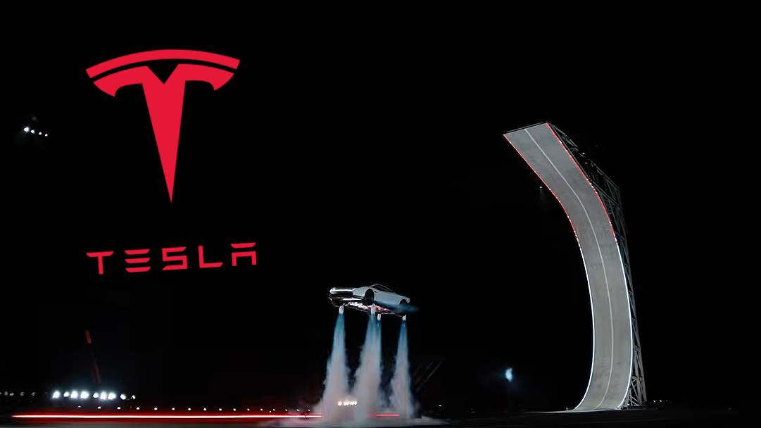 Stopklatka z wideo z prezentacji Tesla Roadster z naniesionym logo spółki