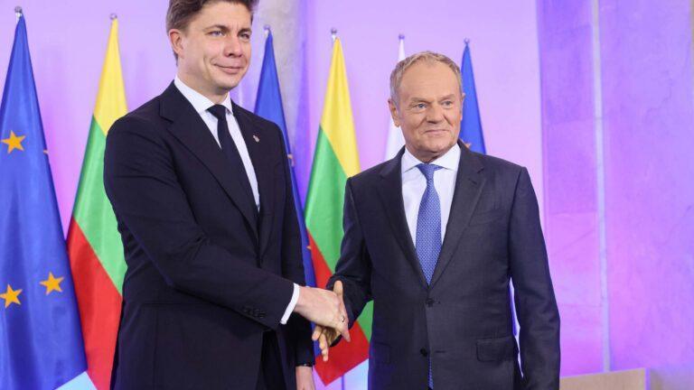 Premier Donald Tusk (z prawej) i premier Litwy Mindaugas Sinkevicius podczas spotkania w KPRM
