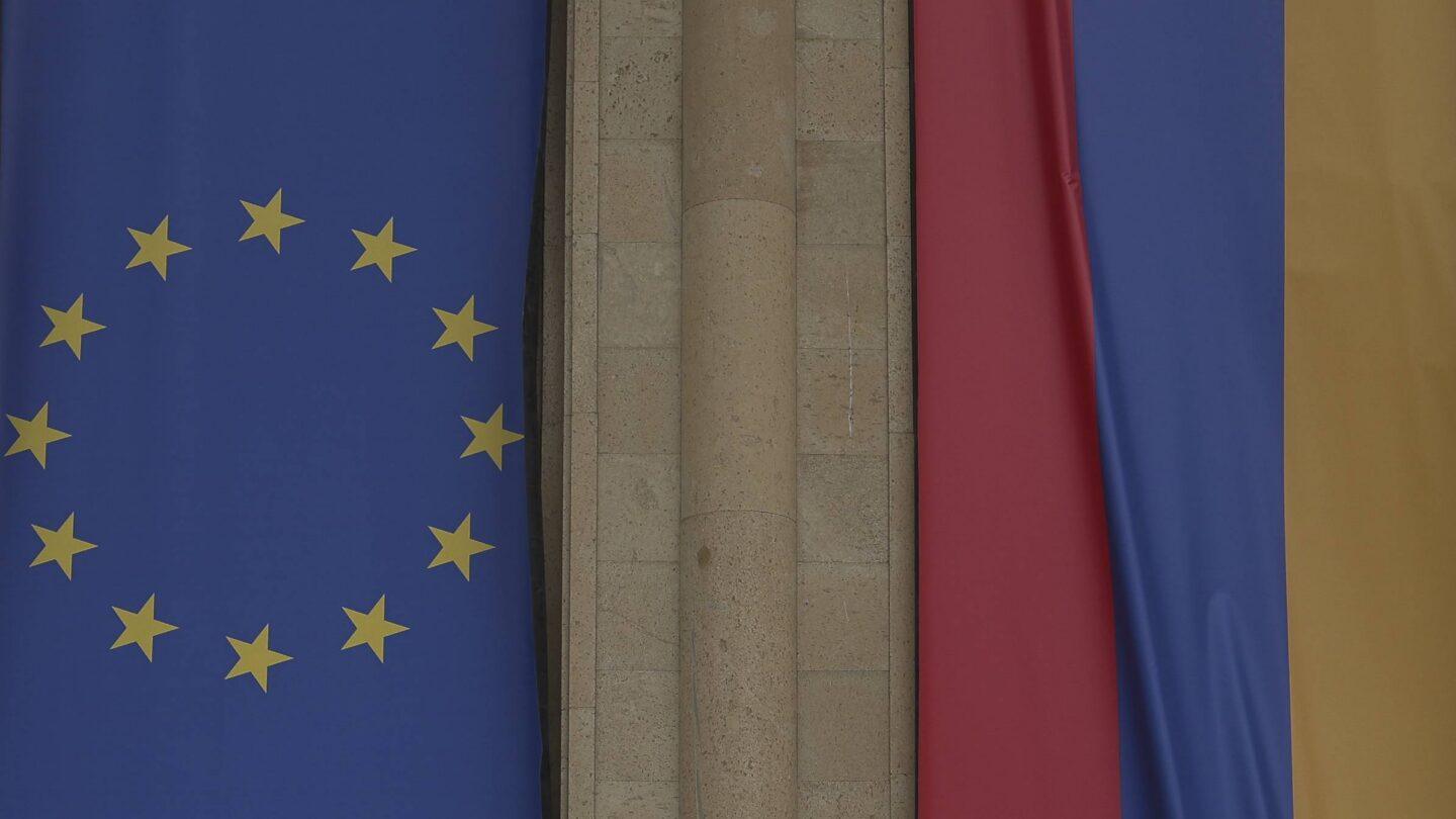 Flagi Unii i Armenii na budynku w Gyumri