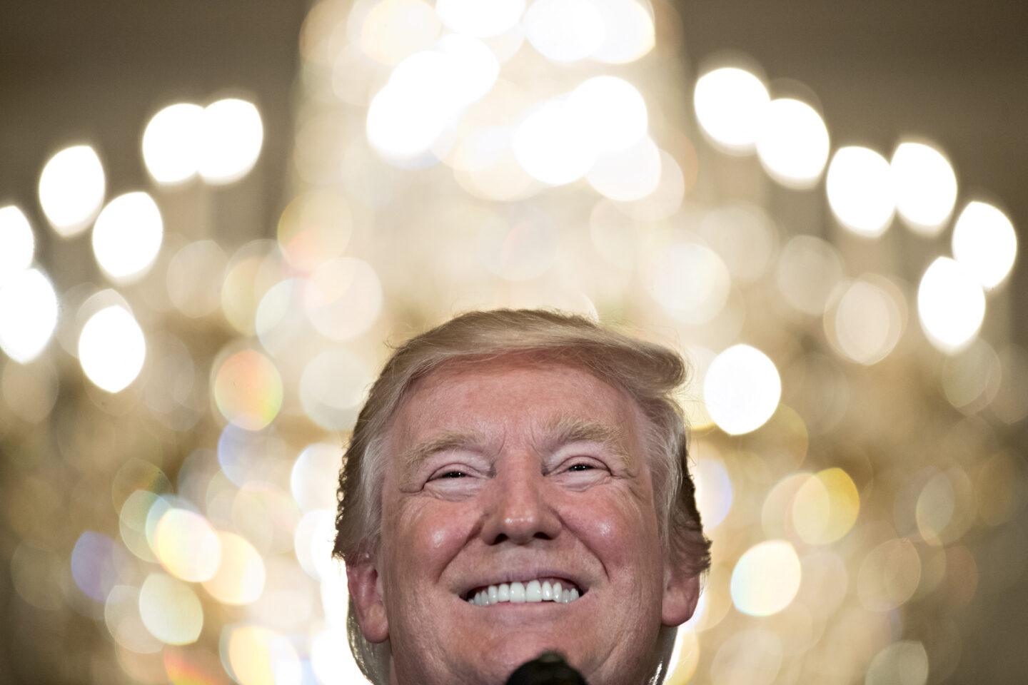 Donald Trump z promiennym uśmiechem.