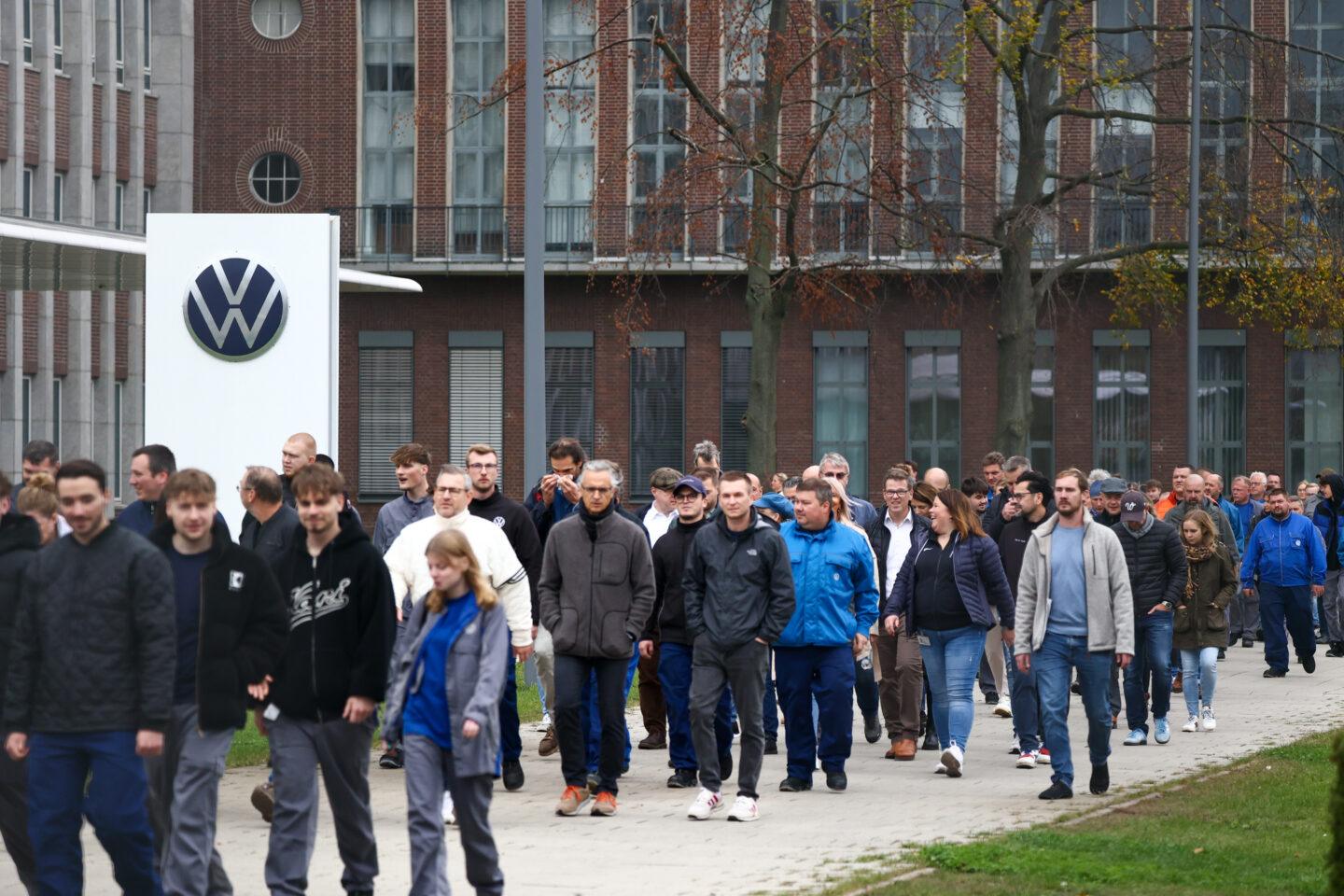 Pracownicy Volkswagena wychodzący z zakładów koncernu.