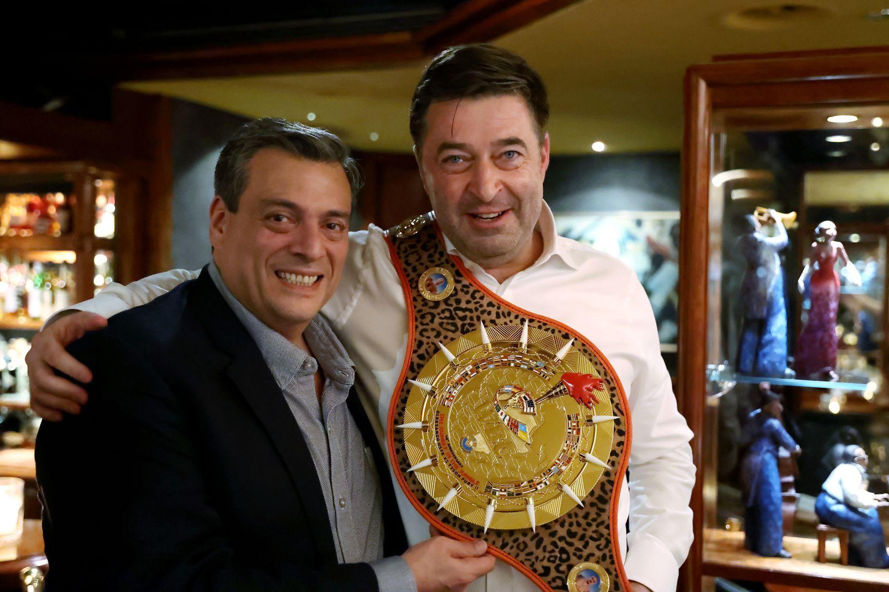 Andrzej Wasilewski, polski menedżer bokserski, i Mauricio Sulaiman, szef bokserskiej federacji WBC.