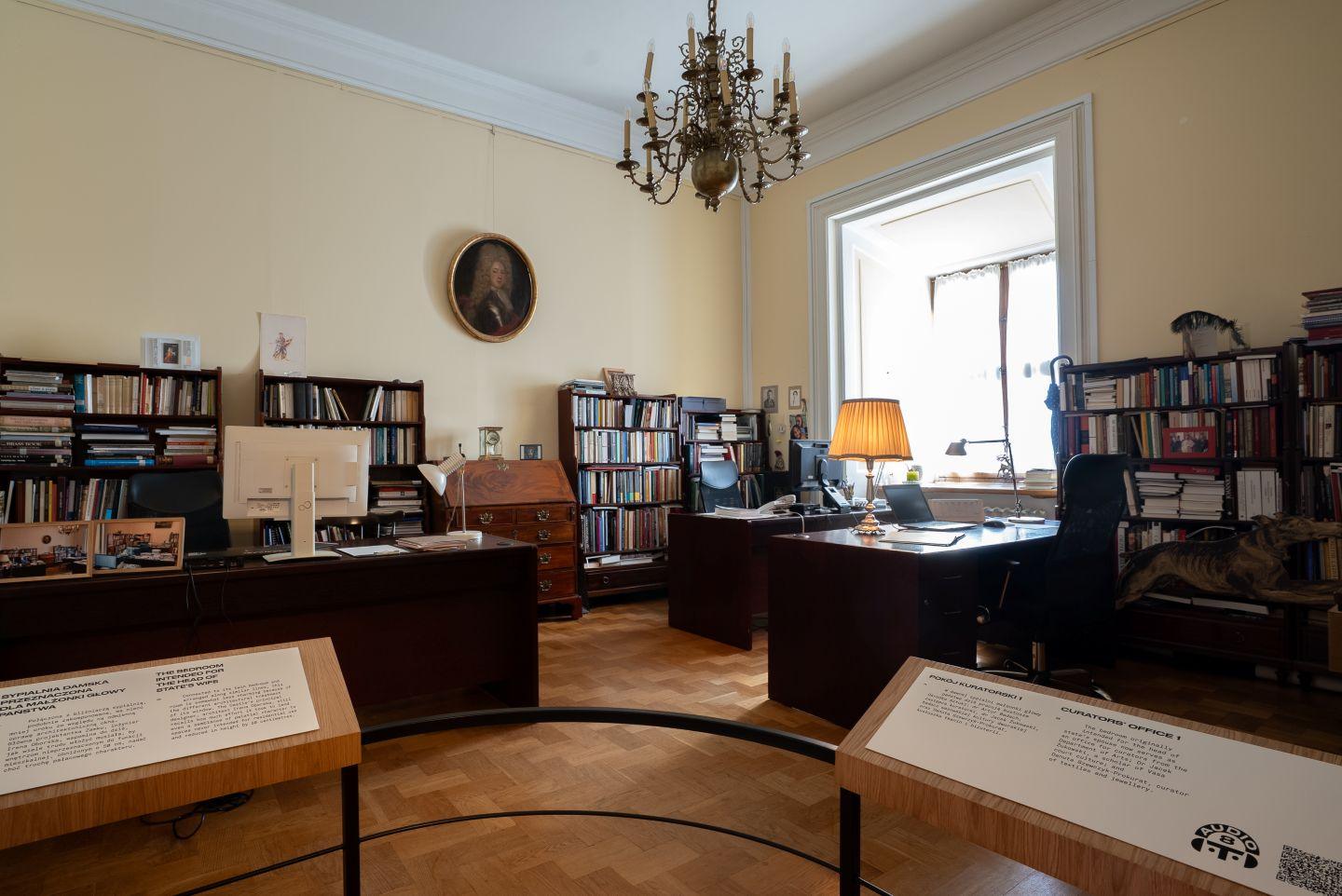 Wystawa "Sekretne komnaty władzy ludowej".