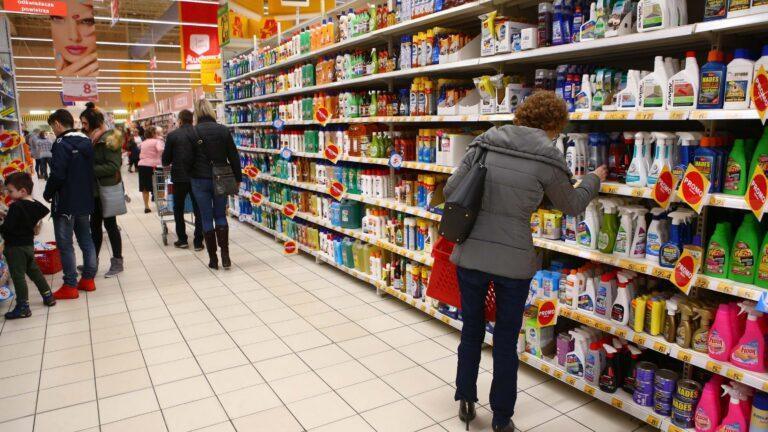 Zakupy w jednym ze sklepów w Płocku